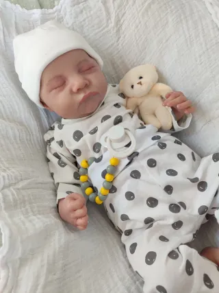 Bebé Reborn realista con accesorios