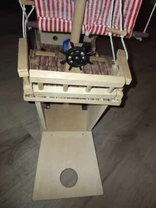 Barco pirata de madera con figuras