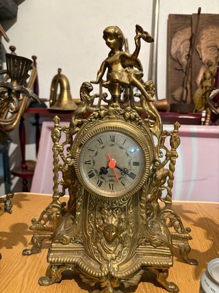 Reloj y candelabros de bronce