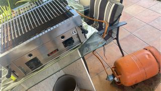 Barbacoa de gas con piedras volcánicas