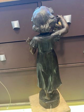 Figura niña con candelabro bronce