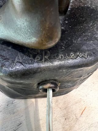 Figura niña con candelabro bronce