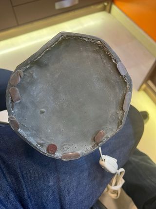 Figura niña con candelabro bronce