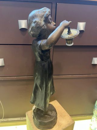 Figura niña con candelabro bronce