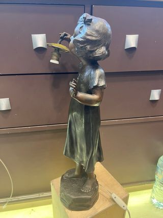 Figura niña con candelabro bronce