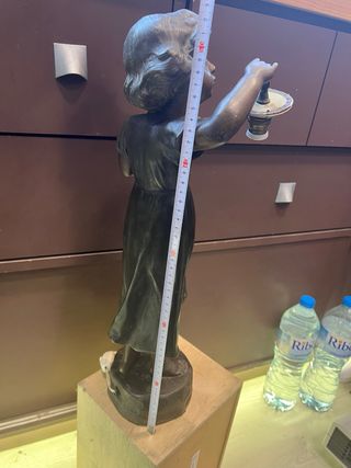 Figura niña con candelabro bronce