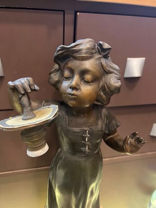 Figura niña con candelabro bronce