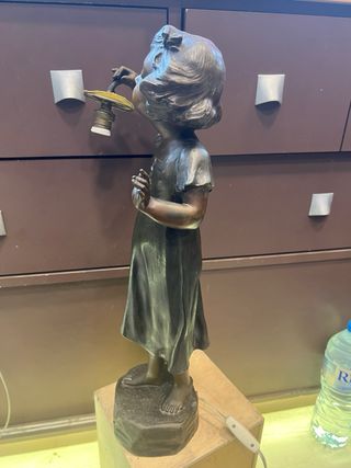Figura niña con candelabro bronce