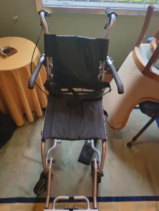 Silla de ruedas plegable ligera