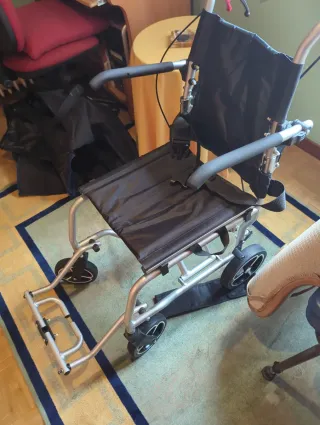 Silla de ruedas plegable ligera