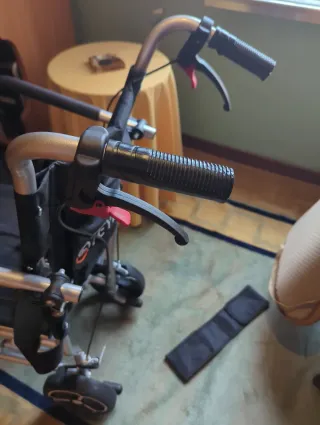 Silla de ruedas plegable ligera