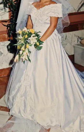 Vestido de Novia. Necesita tinte.