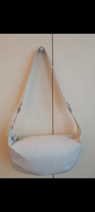 Bolso de piel beige y blanco