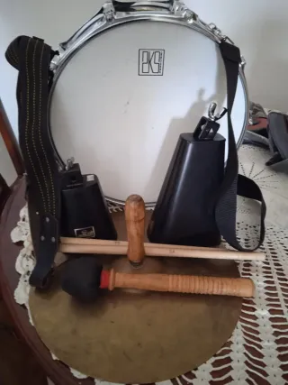 Caja, tambor, platillo y baquetas