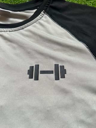 Camiseta entrenamiento gimnasio gris y negra