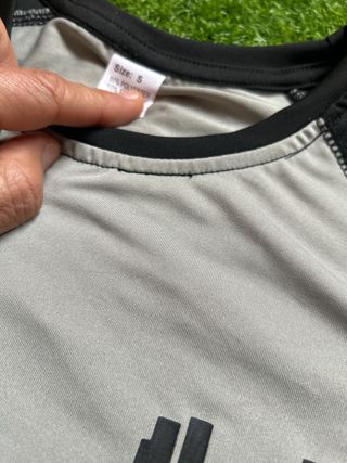 Camiseta entrenamiento gimnasio gris y negra