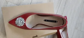 Zapatos de tacón rojos con pedrería