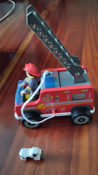 Camión de bomberos Hape con bombero y perrito