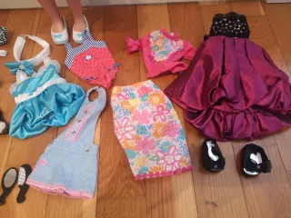 Muñeca Nancy con 6 conjuntos y accesorios. 2010