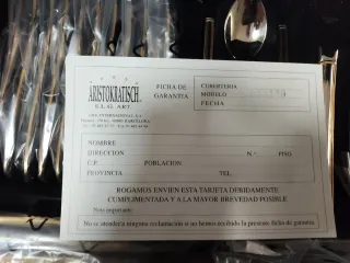 Cubertería de metal dorada y plateada