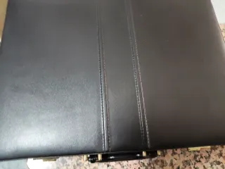 Cubertería de metal dorada y plateada