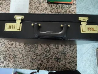 Cubertería de metal dorada y plateada