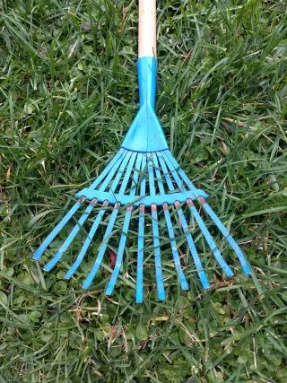 Rastrillo infantil hojas 1m azul