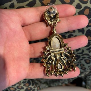 Splendidi orecchini pendenti dal design raffinato