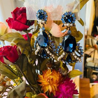 Splendidi orecchini pendenti dal design raffinato