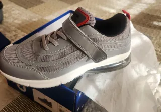 Zapatillas deportivas grises y rojas talla 38