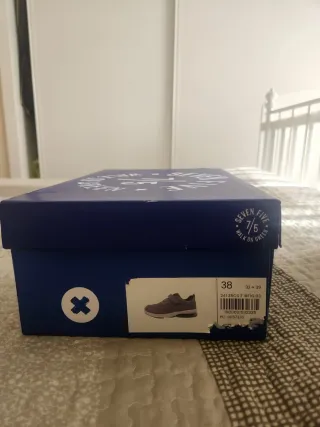 Zapatillas deportivas grises y rojas talla 38