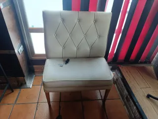 Pub sofá mesas y taburetes hostelería