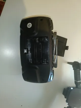 Dron plegable negro con luces azules