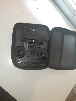 Dron plegable negro con luces azules