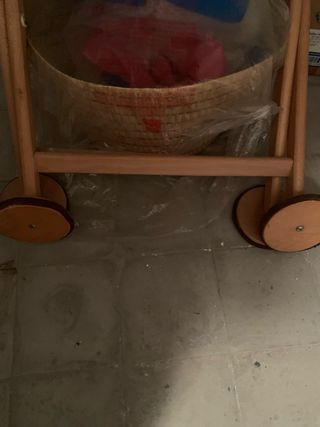 Serón bebé tipo mimbre con ruedas madera y capota