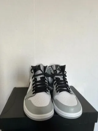 Jordan 1 Mid Gris Blanco Talla 38 Nuevas