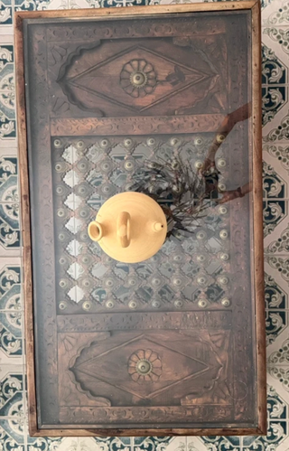 Mesa de centro de madera y cristal.