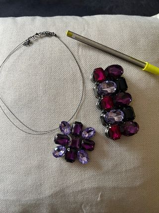 Gargantilla y pulsera moradas