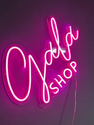 Cartel luminoso rosa