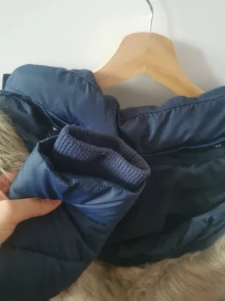 Anorak azul con capucha de pelo