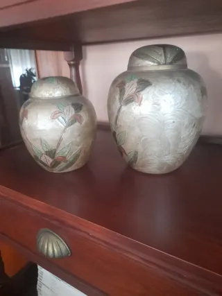 Dos tíbores cloisonné dorados con flores