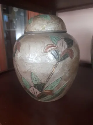 Dos tíbores cloisonné dorados con flores