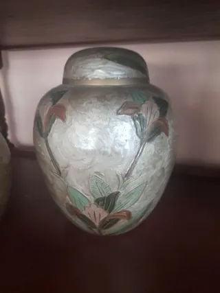 Dos tíbores cloisonné dorados con flores