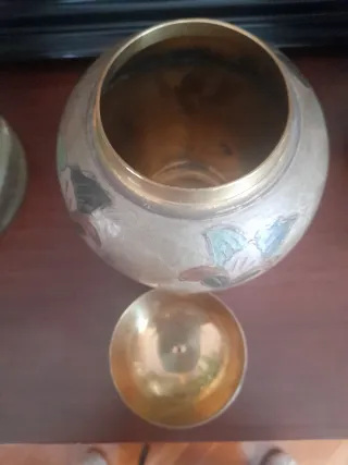 Dos tíbores cloisonné dorados con flores