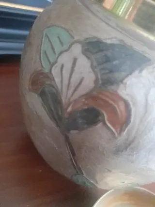 Dos tíbores cloisonné dorados con flores