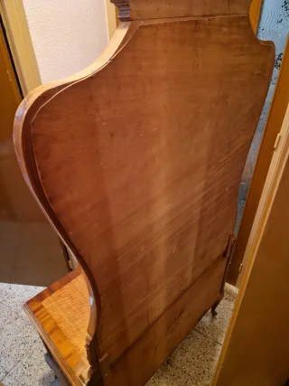 Tocador antiguo con espejo