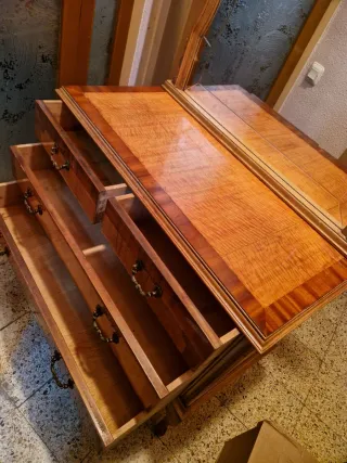 Tocador antiguo con espejo