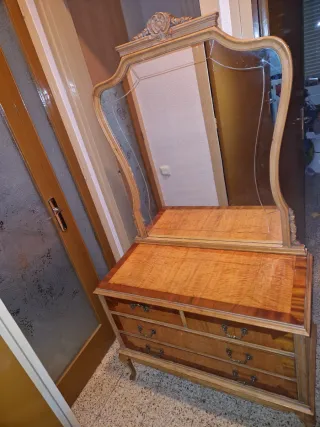 Tocador antiguo con espejo