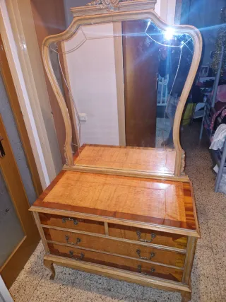 Tocador antiguo con espejo
