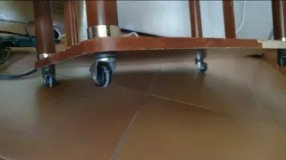 Camarera de madera con ruedas